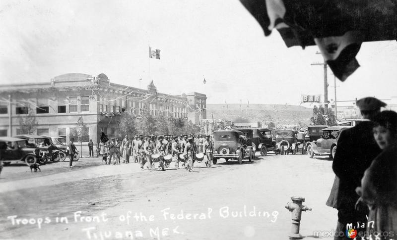 Tropas en desfile frente al Palacio Federal