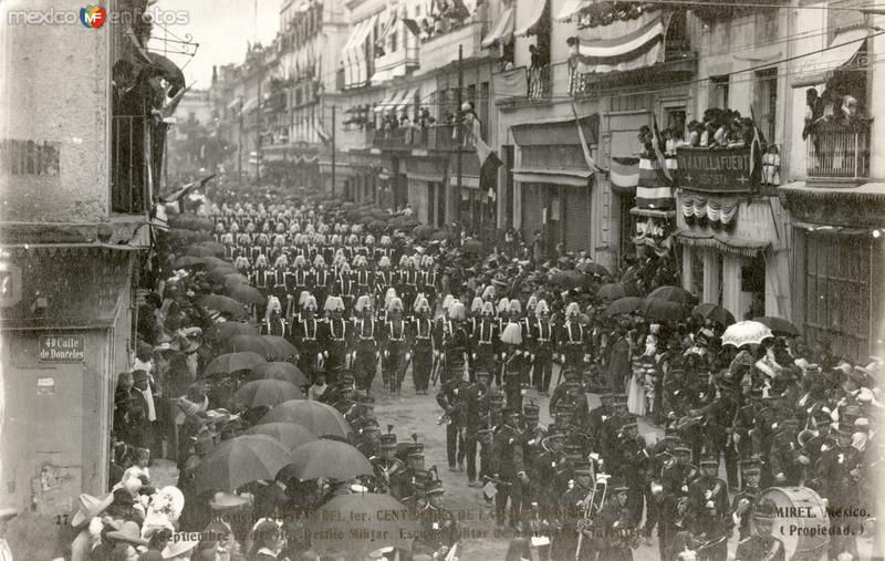 Desfile durante las fiestas de Primer Centenario de la Independencia (1910)