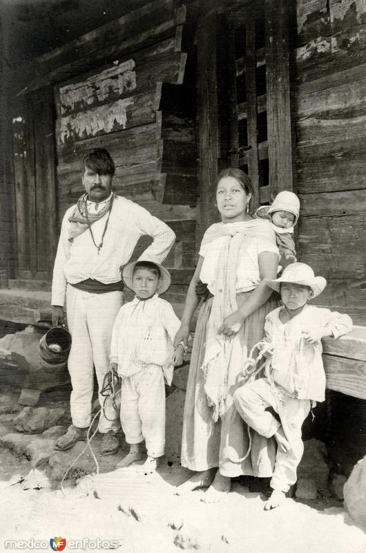 Familia indígena tarasca