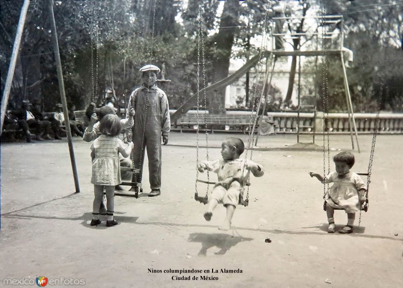 Ninos columpiandose en La Alameda Ciudad de México.