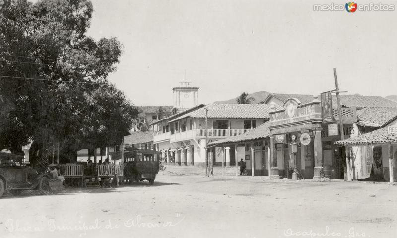 Plaza Principal y gasolinería