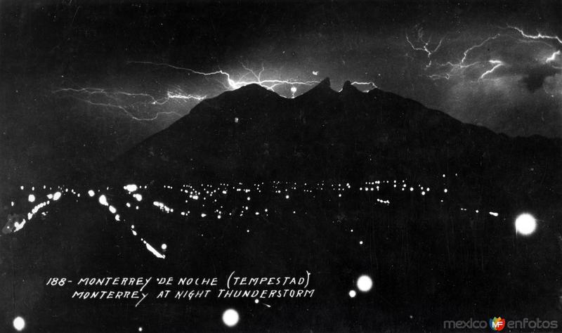 Monterrey de noche, con tempestad