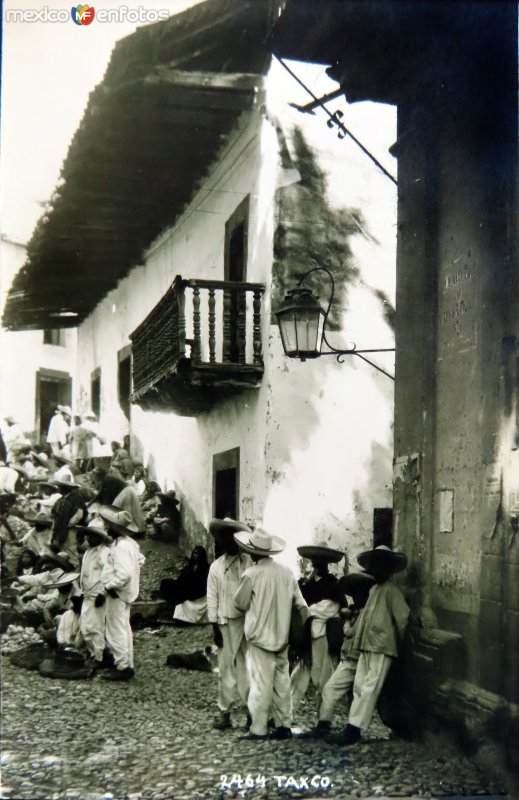 Escena callejera por el fotografo Hugo Brehme.