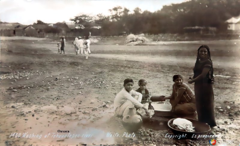 Tipos Mexicanos lavando en el Rio Tehuantepec por el Fotógrafo Charles B. Waite.