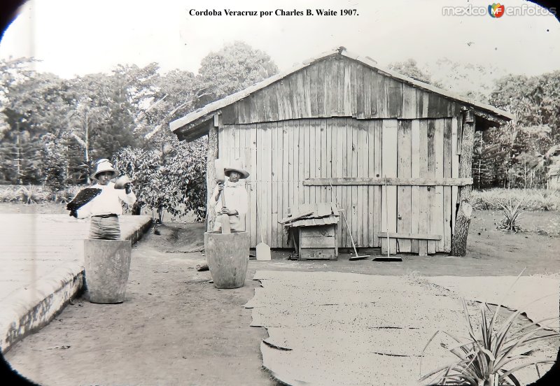 Tipos Mexicanos descascarando el cafe por el Fotógrafo Charles B. Waite 1907.