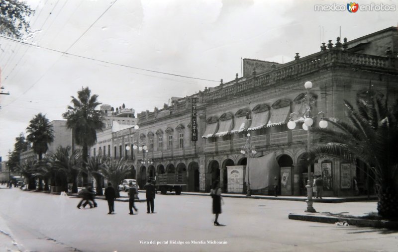 Vista del portal Hidalgo en Morelia Michoacán ( Circulada el 6  de Abril de 1957 ).