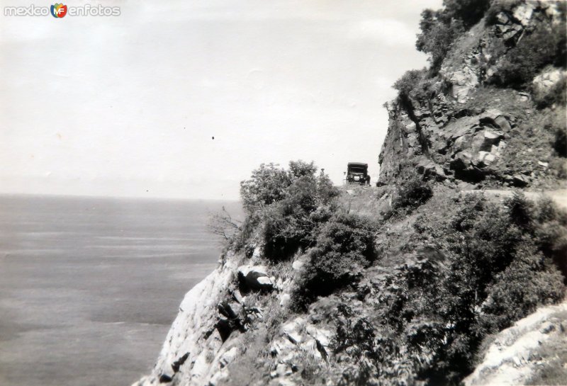 La frente del diablo carretera Acapulo a Pie de La Cuesta ( Fechada el en 1931 ).