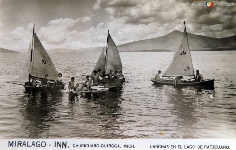 Lanchas en el Lago de Patzcuaro.