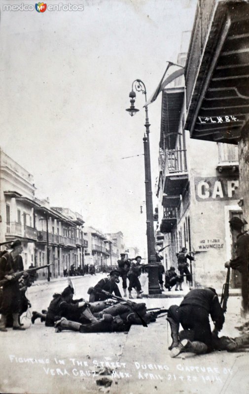 Peleando en la calle durante la captura de Veracruz ( Fechada el 21 y 22  de Abril de 1914 ).