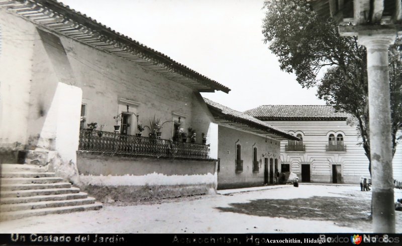 A un costado del jardin.