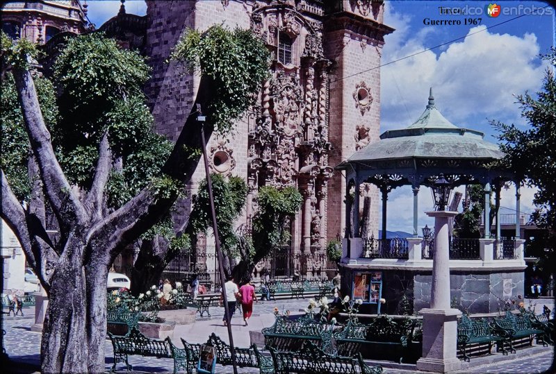 Kiosko del jardin e Iglesia de Taxco, Guerrero 1967.