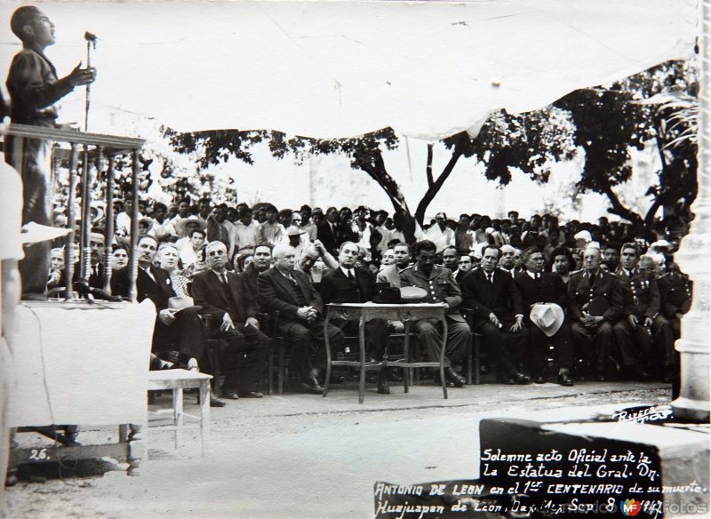 Solemne acto oficial ante la estatua del General Antonio de Leon en el primer centenario de su muerte Fechada el dia 8 de Septiembre de 1947