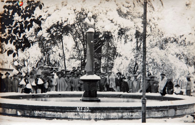 Estatua Hidalgo en el parque de los Cedros con la Nevada acaecida el dia 26 de Enero de 1920.