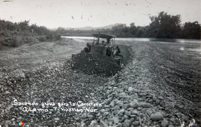 Sacando grava para la carretera Alamo-Tihuatlan Veracruz.