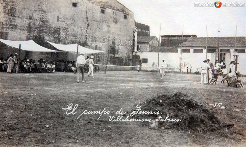 El campo de tenis.