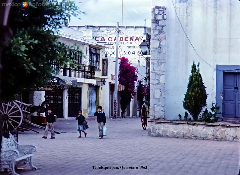 Ninos  llendo a la escuela Tequisquiapan, Querétaro 1963.