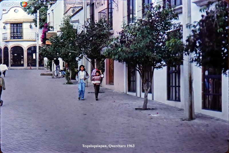 Escena callejera en Tequisquiapan, Querétaro 1963.