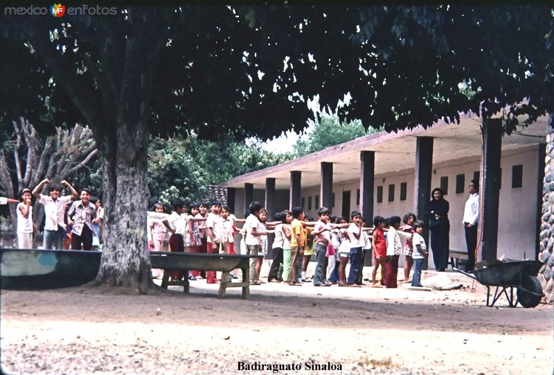 Alumnos de primaria formandose Badiraguato Sinaloa