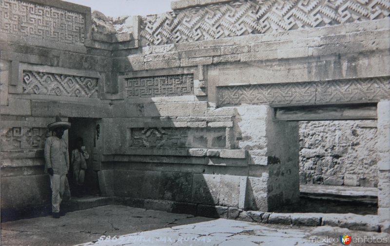 Las ruinas arqueologicas Por el fotografo Hugo Brehme.