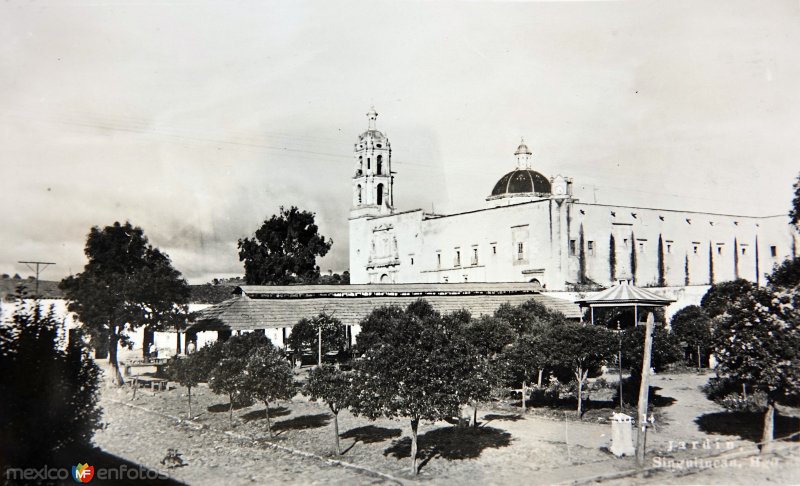 La Iglesia y plaza.