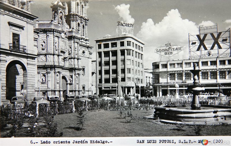 Lado oriente del  Jardin Hidalgo. ( Circulada el 12 de Julio de 1957 ).