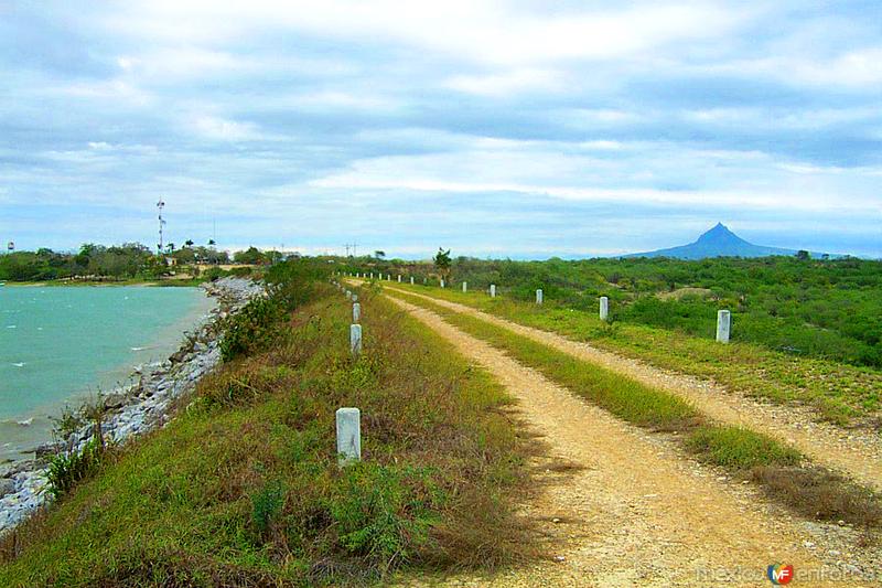 Fotos de Presa Ramiro Caballero, Tamaulipas: Presa y Cerro del Bernal