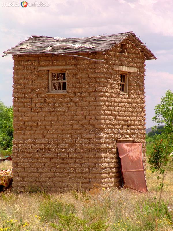 Fotos de Manuel Benavides, Chihuahua: Casa de adobe