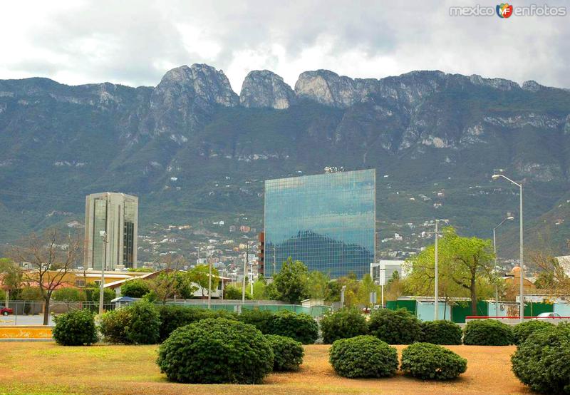 Fotos de San Pedro Garza García, Nuevo León: Vista de edificios de San Pedro y Chipinque, al fondo