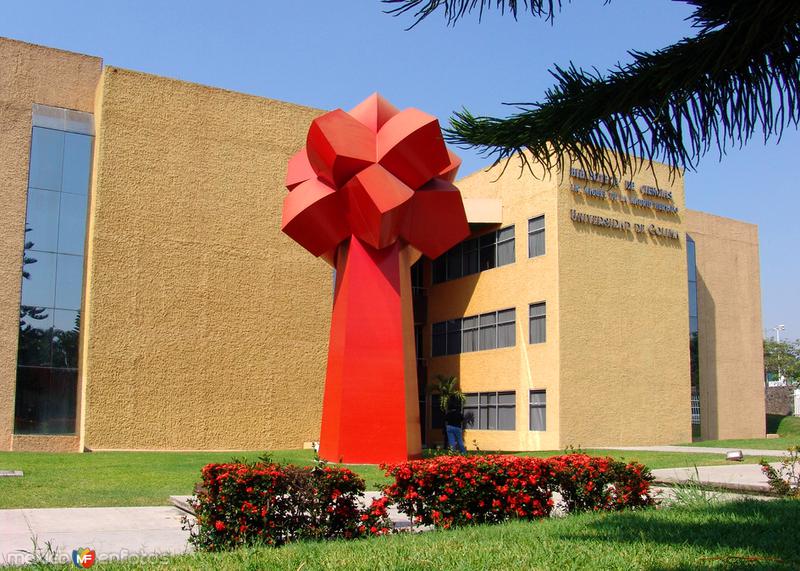 Fotos de Colima, Colima: Biblioteca de Ciencias y escultura La Palma