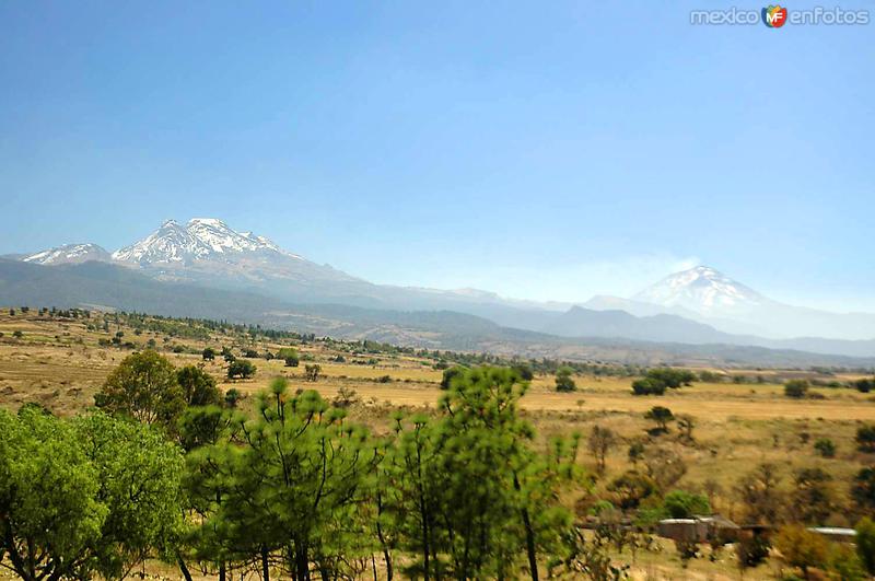 Fotos de Parque Nacional Iztaccíhuatl Popocatépetl, Puebla: Volcanes Iztaccíhuatl (izq) y Popocatépetl (der)