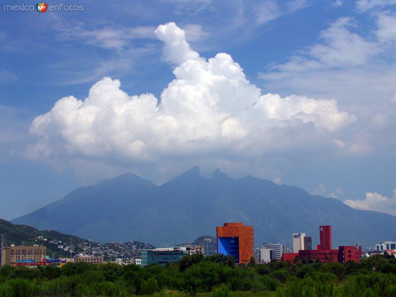 Fotos de San Pedro Garza García, Nuevo León: El Cerro de la Silla con sombrero de nube