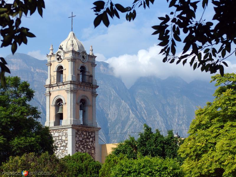 Fotos de Santa Catarina, Nuevo León: Campanario y Cerro de las Mitras