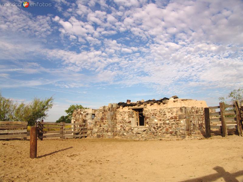 Fotos de Samalayuca, Chihuahua: Caballeriza en el Ojo de la Casa