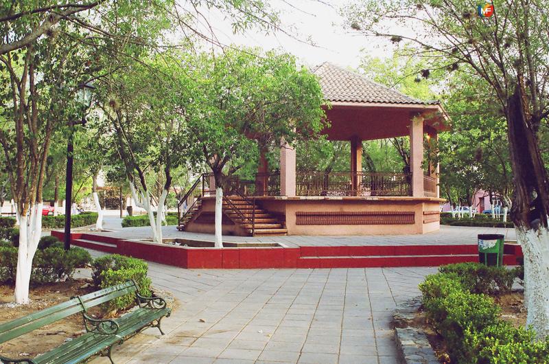 Fotos de Hualahuises, Nuevo León: PLAZA Y KIOSKO....35 mm