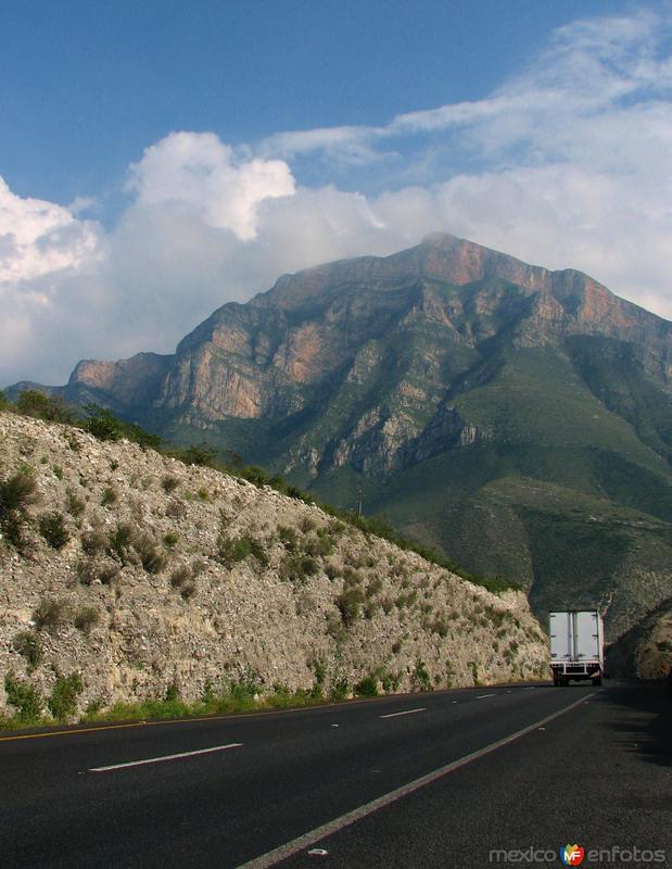 Fotos de Ramos Arizpe, Coahuila: CAMINO EN LA AUTOPISTA SALTILLO---MONTERREY