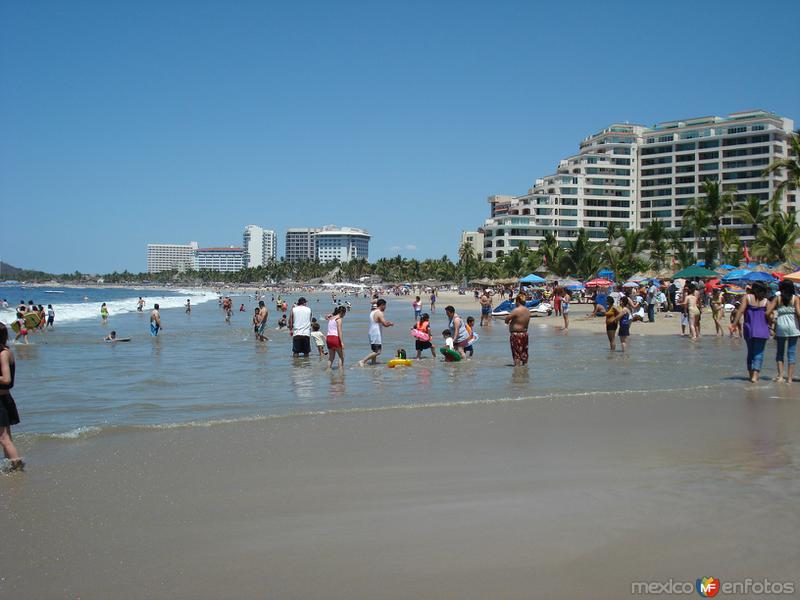 Fotos de Ixtapa Zihuatanejo, Guerrero: Playa principal en zona hotelera 1 de ixtapa