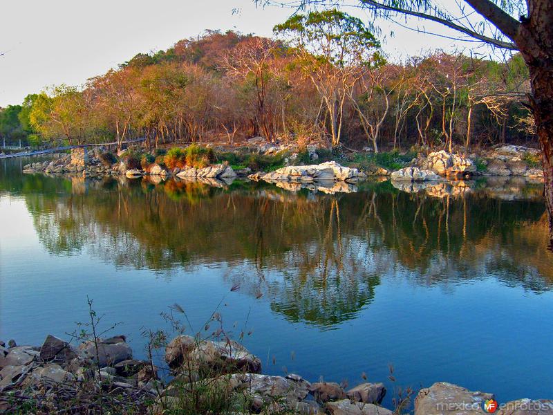 Fotos de Ciudad Lagunas, Oaxaca: reflejos en la laguna azul