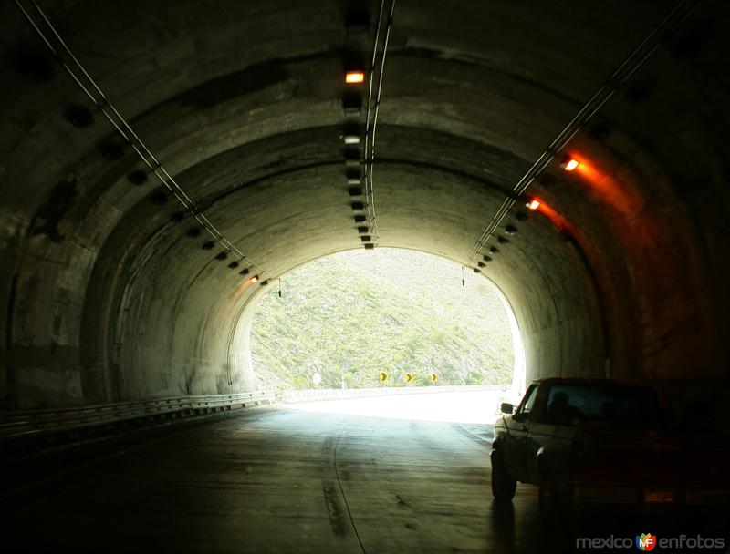 Fotos de Arteaga, Coahuila: TUNEL EN AUTOPISTA LOS CHORROS