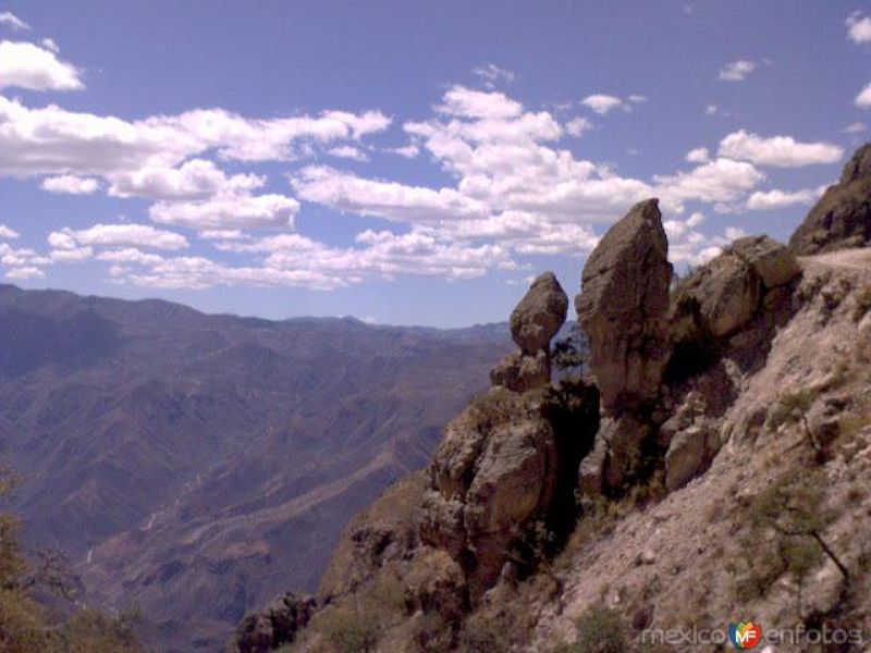 Fotos de Guadalupe Y Calvo, Chihuahua: Formación rocosa por la cumbre de Huérachi