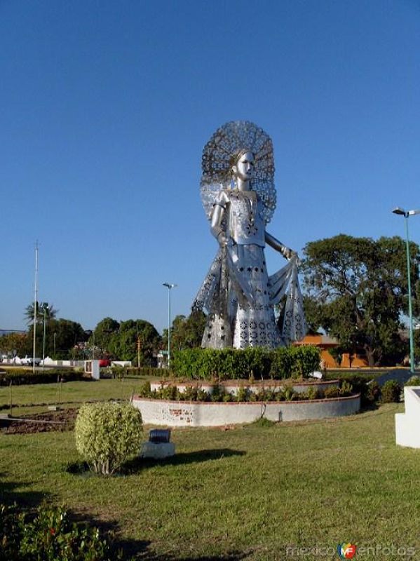 Fotos de Santo Domingo Tehuantepec, Oaxaca: Monumento a La Mujer Tehuana