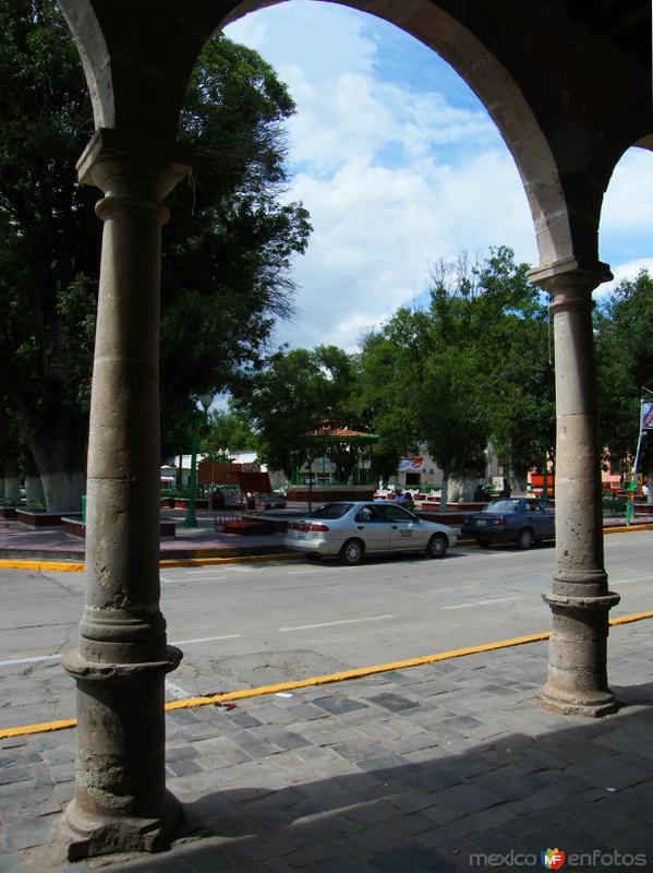 Fotos de Valle De Allende, Chihuahua: Plaza principal de Valle de Allende desde los arcos