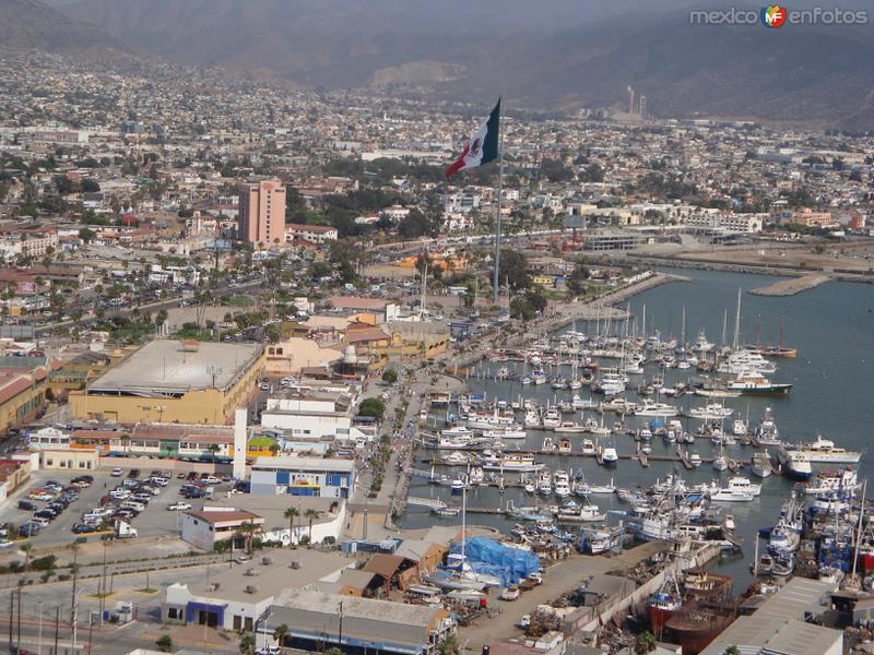 Fotos de Ensenada, Baja California: la bandera y los barkitos