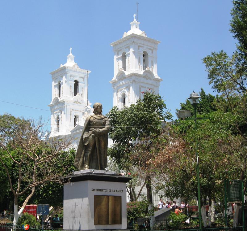 Fotos de Chilpancingo, Guerrero: Catedral de Chilpancingo y Monumento a José Ma. Morelos