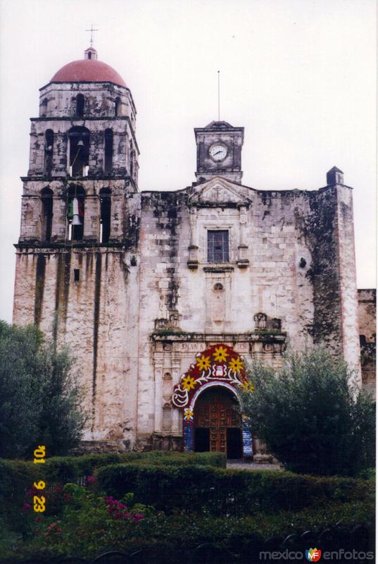 Fotos de Malinalco, México: Portada plateresca del Ex-convento del siglo XVI. Malinalco, Edo. de México