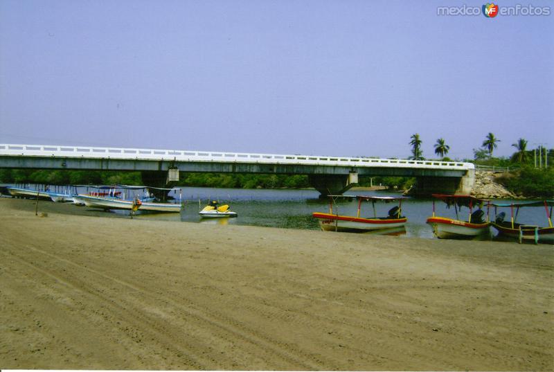 Fotos de Barra Vieja, Guerrero: Puente sobre la laguna de Tres Palos en la carretera Acapulco-Marquelia. Barra Vieja, Gro