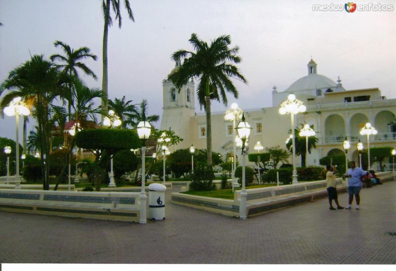 Fotos de Alvarado, Veracruz: Parroquia y zócalo de la ciudad de Alvarado, Veracruz