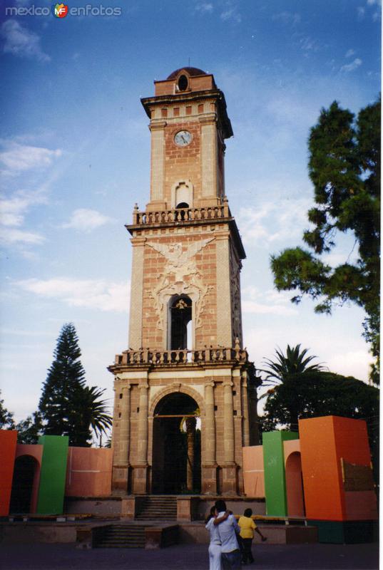 Fotos de Tecozautla, Hidalgo: Reloj monumental en la plaza central de Tecozautla, Hidalgo