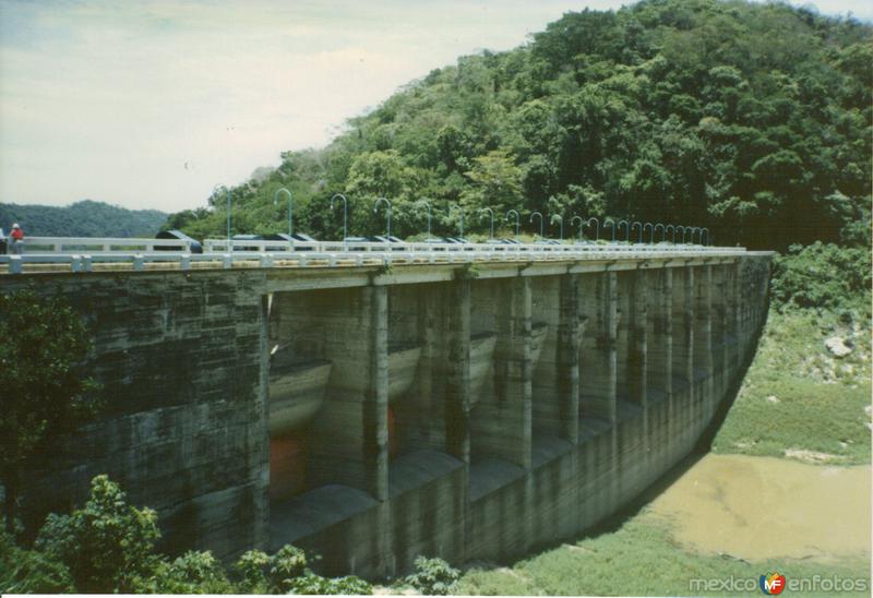 Fotos de Temascal, Oaxaca: Compuertas de la presa Miguel Alemán. Temascal, Oaxaca