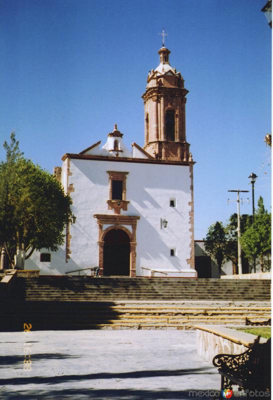 Fotos de Real De Asientos, Aguascalientes: Parroquia de Guadalupe con su torre de cantera rosa. Real de Asientos, Aguascalientes