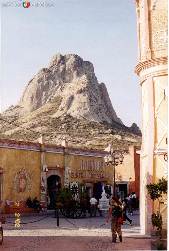 Fotos de Bernal, Querétaro: Centro de Bernal, Querétaro con la Peña al fondo.